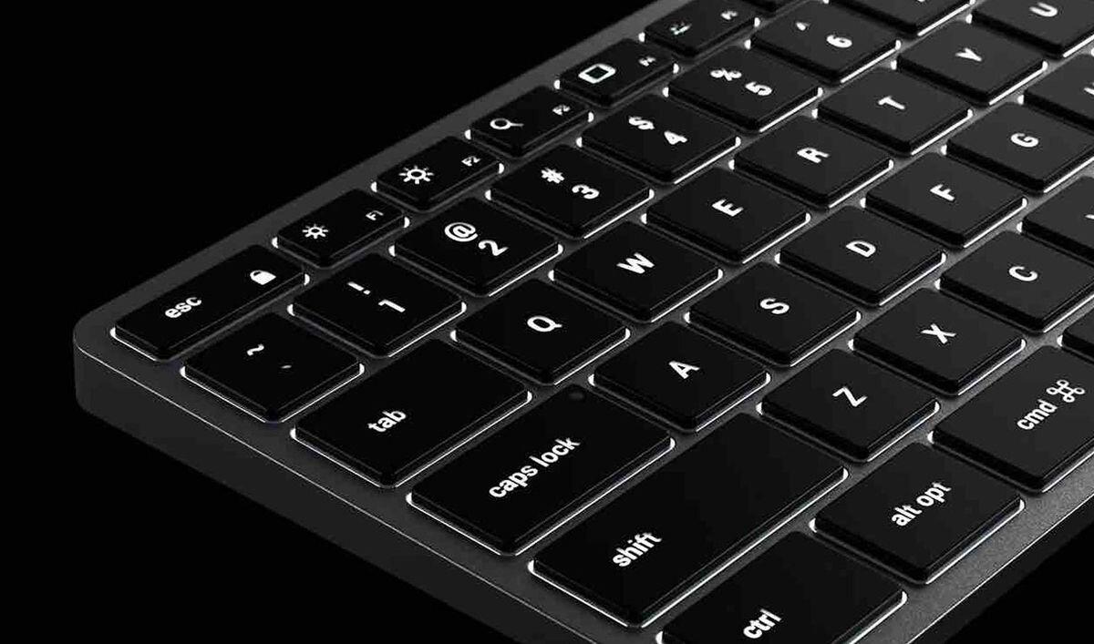 SATECHI Slim X3 Slim X3 podświetlane klawisze z regulacją jasności - zbliżenie na podświetlane przyciski - klawiatura na czarnym tle