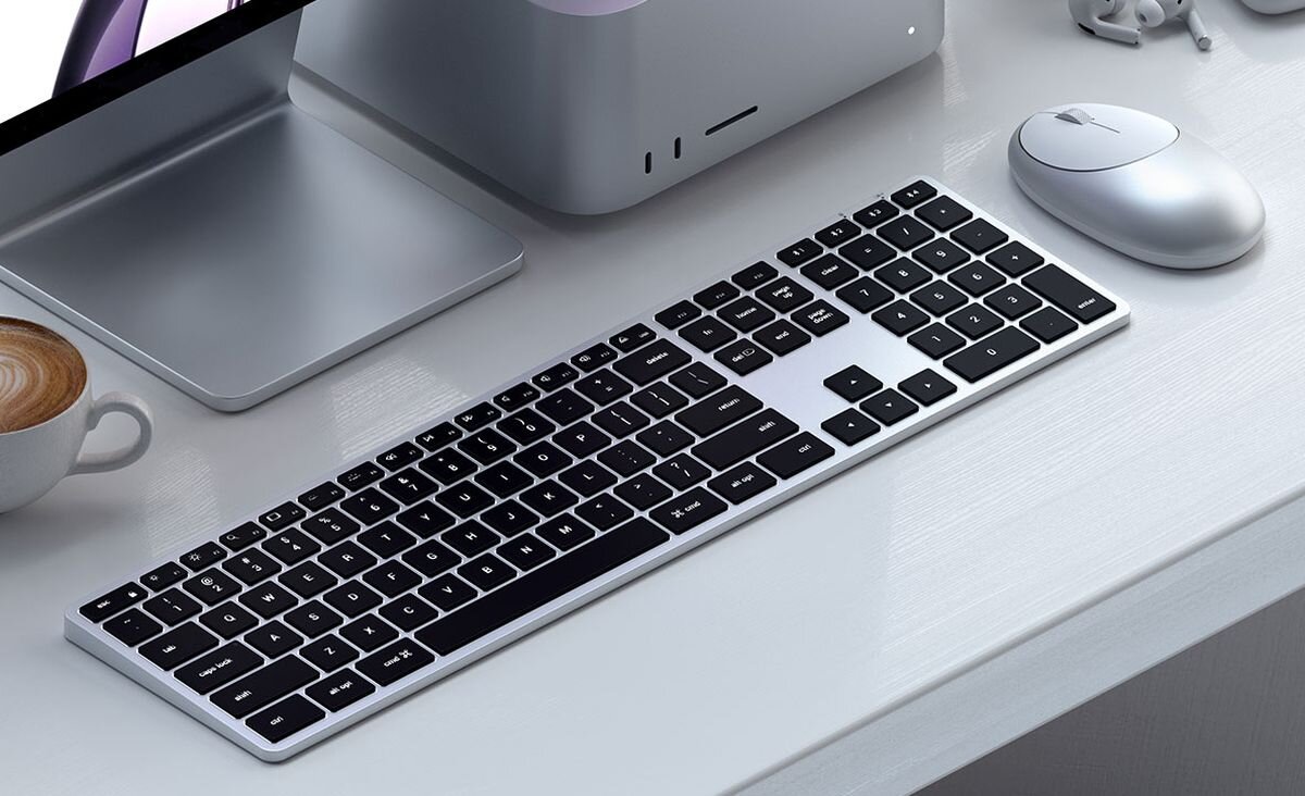 SATECHI Slim X3 pełnowymiarowy układ z klawiaturą numeryczną danych liczbowych arkuszami kalkulacyjnymi, raportami czy zestawieniami finansowymi - klawiatura na srebrnym blacie, obok myszka i monitor