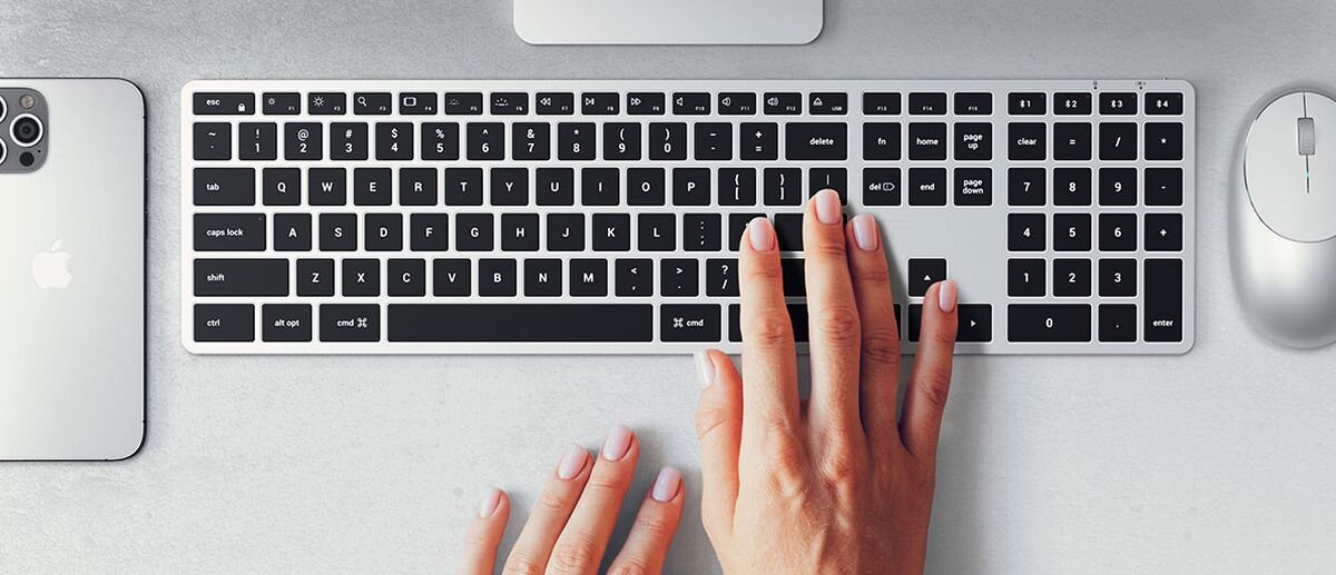 SATECHI Slim X3 Układ klawiszy system macOS Skróty multimedialne i systemowe sterować jasnością, dźwiękiem oraz odtwarzaniem - klawiatura z widoku od góry