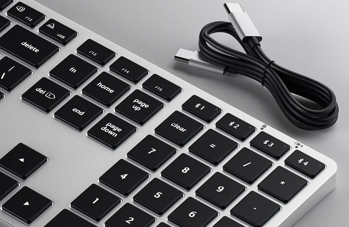 SATECHI Slim X3 Wbudowany akumulator portu USB-C trybie przewodowym - klawiatura w pionie na białym blacie, obok kabel usb-c do usb-c