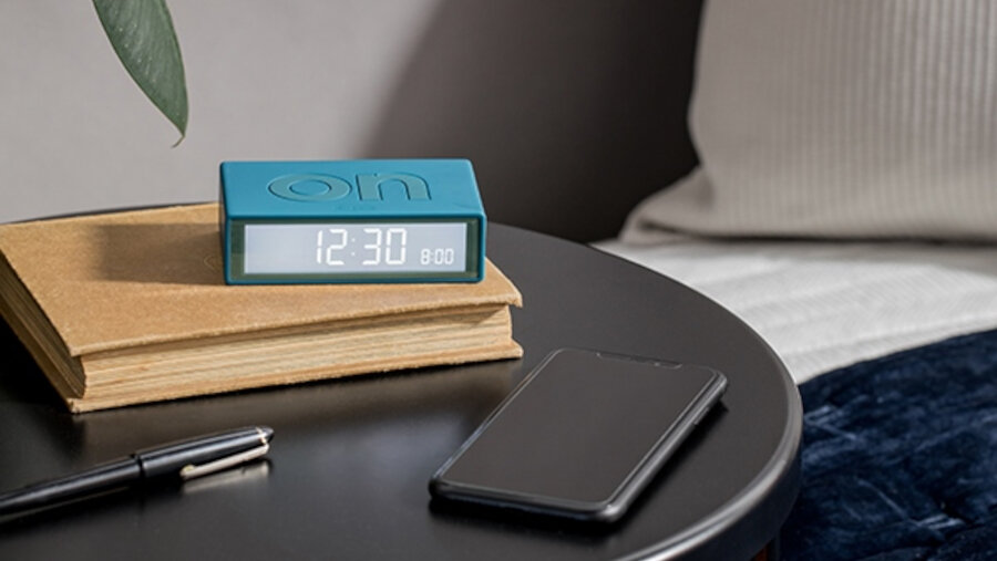 Budzik LEXON Flip  - wyświetlacz