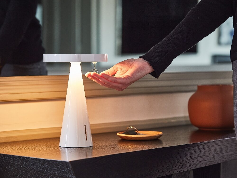 Dozownik LEXON Mano
            dozownik na szafce żel higiena oświetlenie led lampka automatyczny