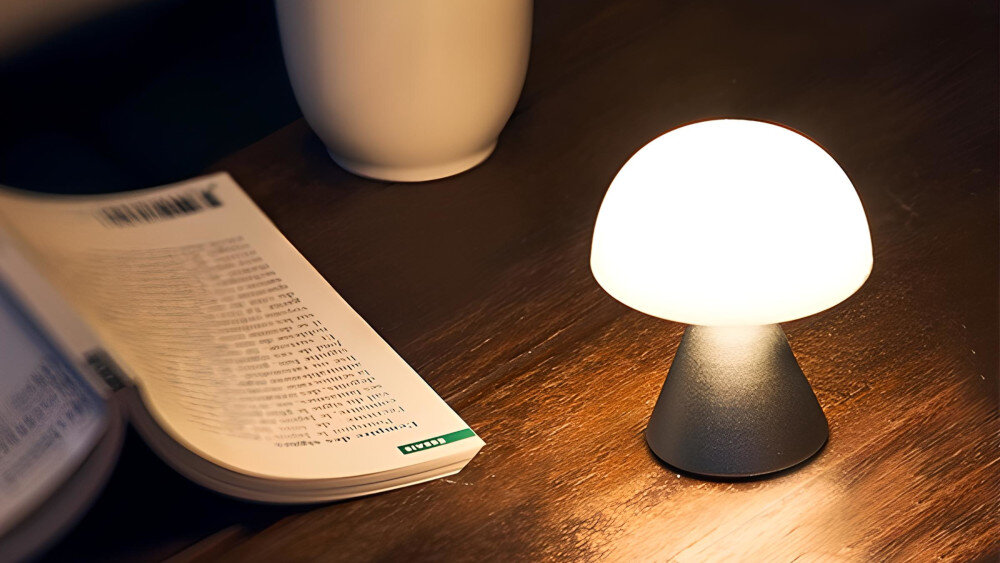 Lampa LED Lexon Mina Mini - ładowanie