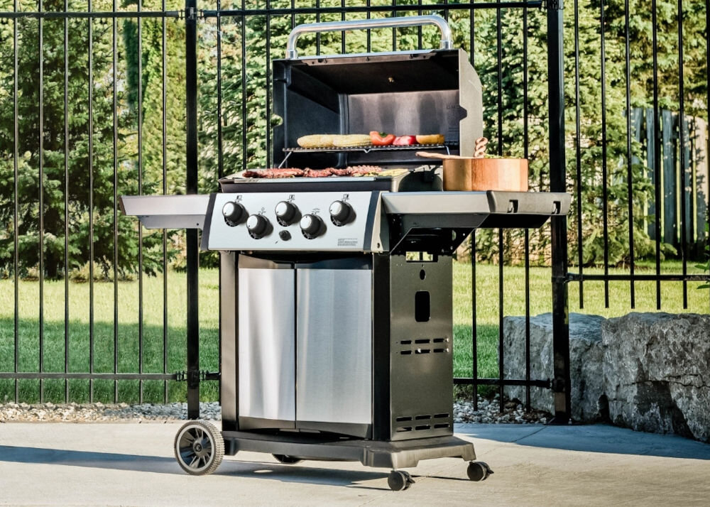 Grill gazowy BROIL KING Signet 390 ogród płot grill w ogrodzie na tarasie w tle płot trawa roślinność grillowanie smak soczyste potrawy spotkania z najbliższymi