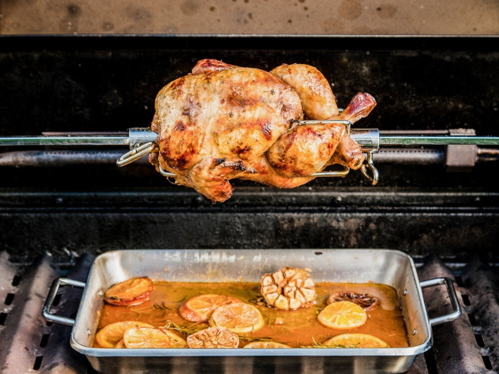 Grill gazowy BROIL KING Signet 390 kurczak na rożnie pod kurczakiem brytfanna z tłuszczem grillowanie rożnno rożen obrotowy palnik o mocy 4,4 kW stałe równomerne obroty równomerne wypieczenie soczyste w środku chrupka skórka