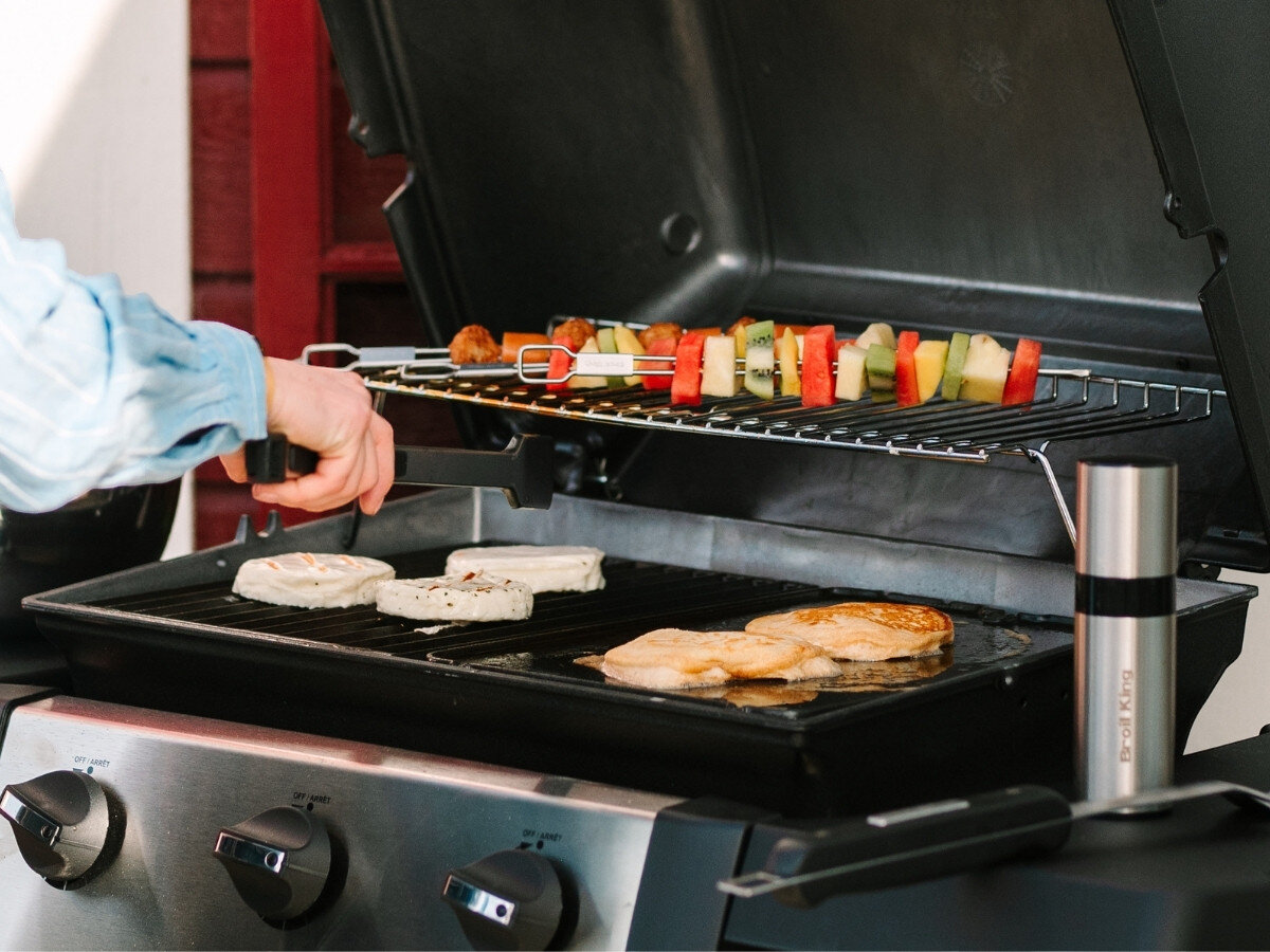 Płyta do grilla żeliwna BROIL KING GEM PORTA-CHEF 11237 33.5 x 26.5 cm, czyszczenie, powłoka porcelanowa, skrobak, higiena, Gazowy grill ogrodowy z otwartą pokrywą, na żeliwnej płycie smażą się naleśniki, a na górnym ruszcie grillują się szaszłyki.