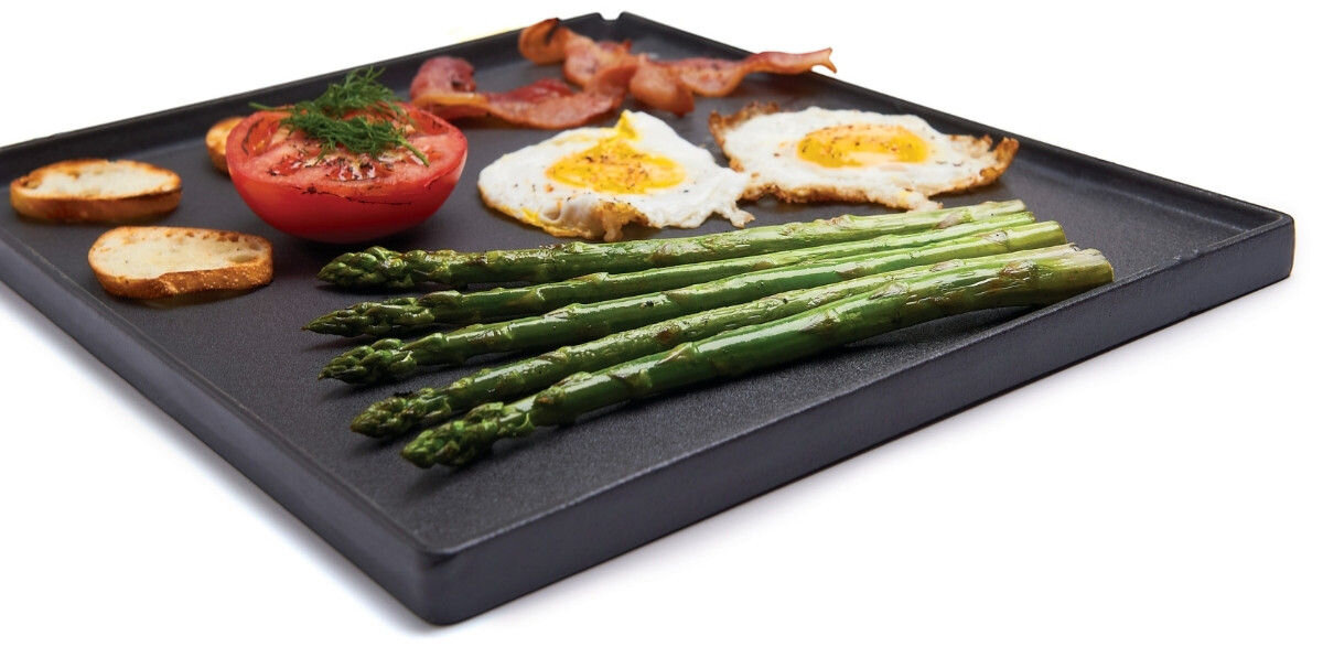 Płyta do grilla Żeliwna BROIL KING Royal 11223 37 x 27.3 cm, strona, gładka, ryby, naleśniki, zbliżenie na potrawy na gładkiej stronie płyty