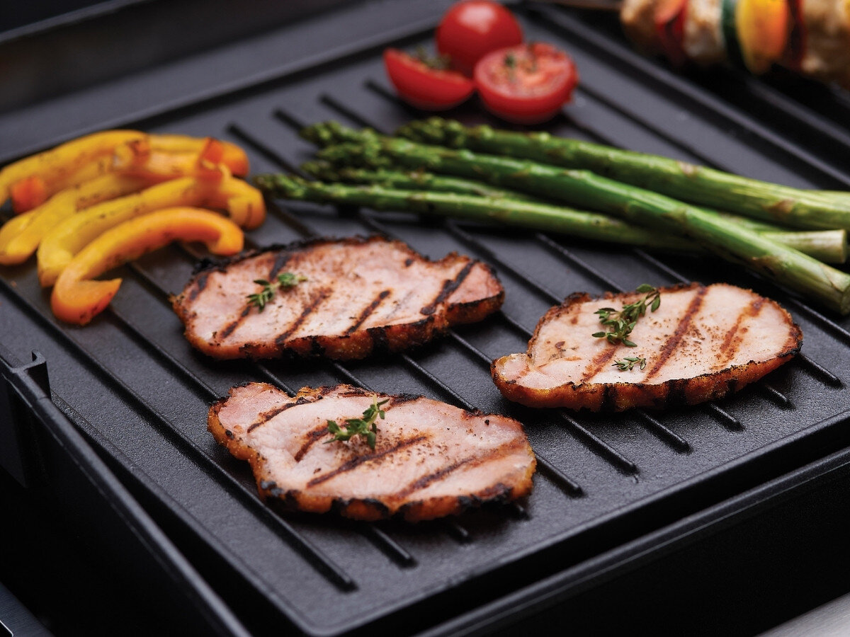 Płyta do grilla Żeliwna BROIL KING Royal 11223 37 x 27.3 cm, strona, ryflowana, mięso, wzór, zbliżenie na potrawy grillowanie po ryflowanje stronie