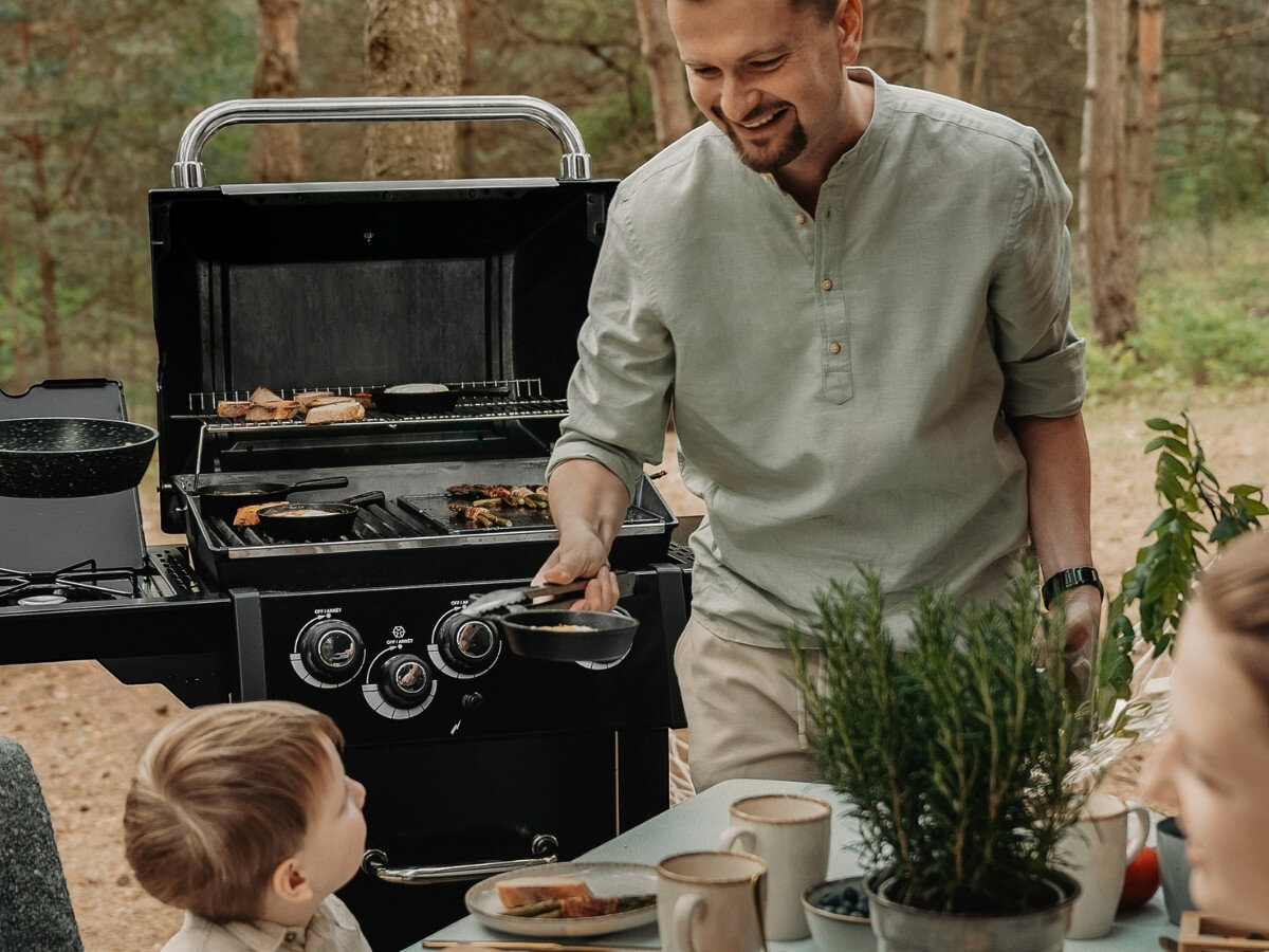 Płyta do grilla Żeliwna BROIL KING Royal 11223 37 x 27.3 cm, dopasowanie, grill, Royal, kratka, mężczyzna podaje potrawę dziecku prosto z grilla