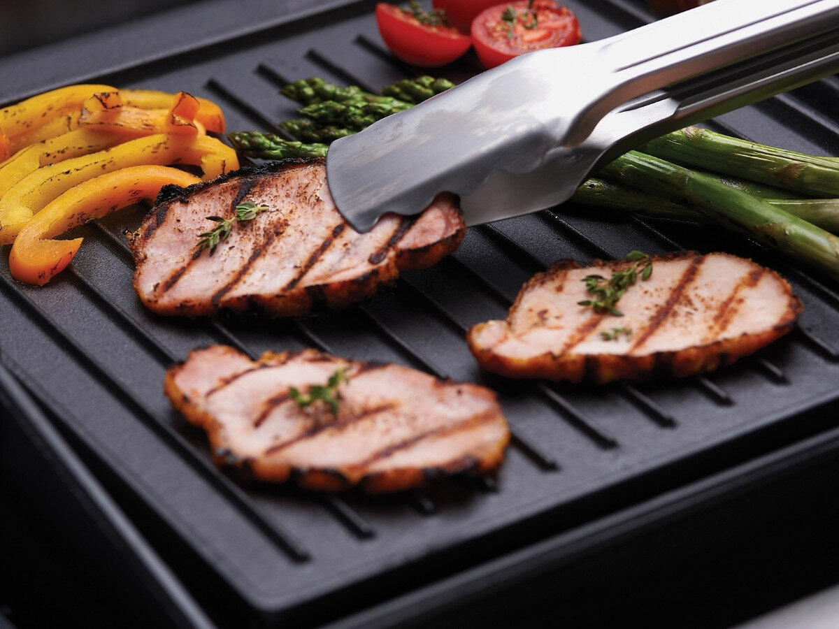 Płyta do grilla Żeliwna BROIL KING Royal 11223 37 x 27.3 cm, czyszczenie, powłoka, żeliwo, skrobak, zbliżenie na płytę ryflowaną z potrawami na niej