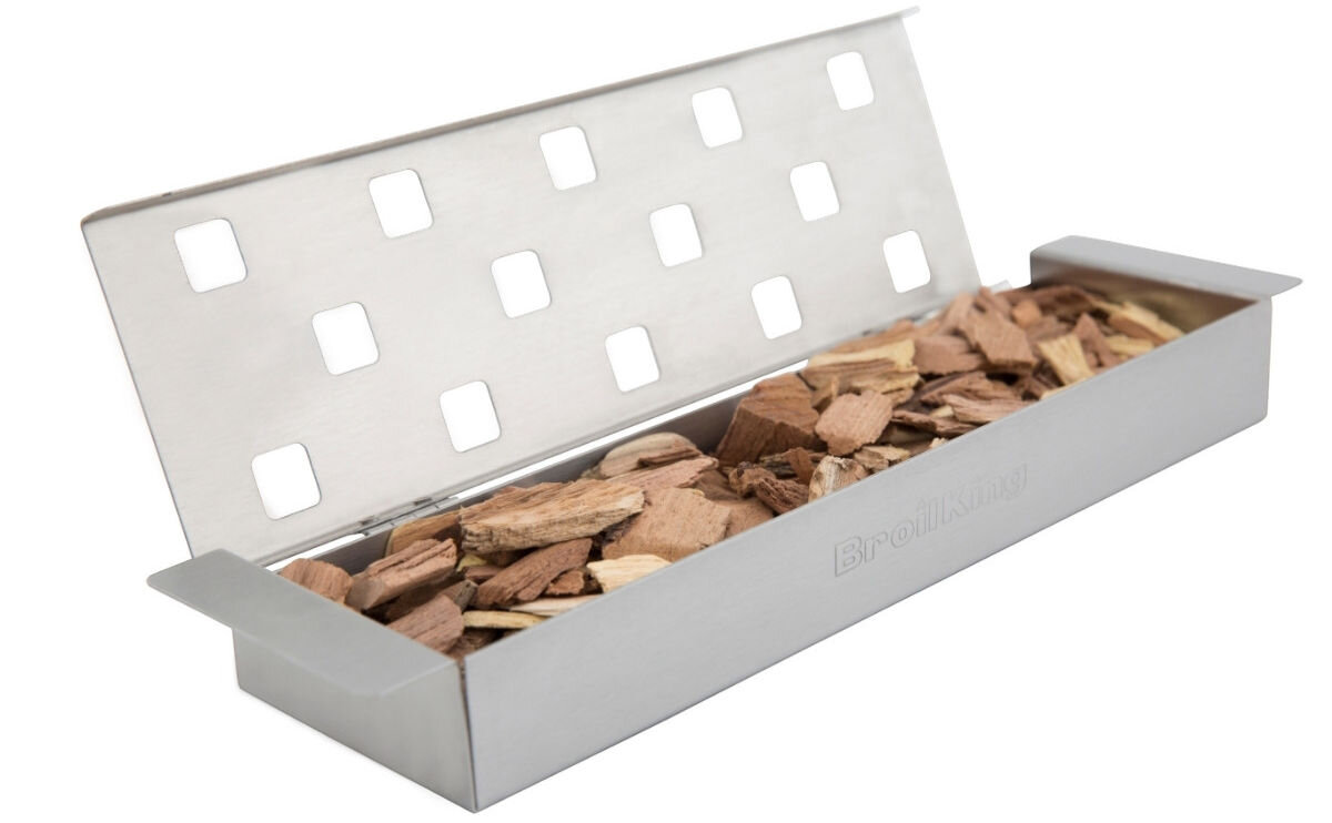 Skrzynka do wędzenia BROIL KING 60185, skrzynka, pellet, aromat, dym, na białym tle skrzynka z otwartą klapą oraz napełniona wiórami
