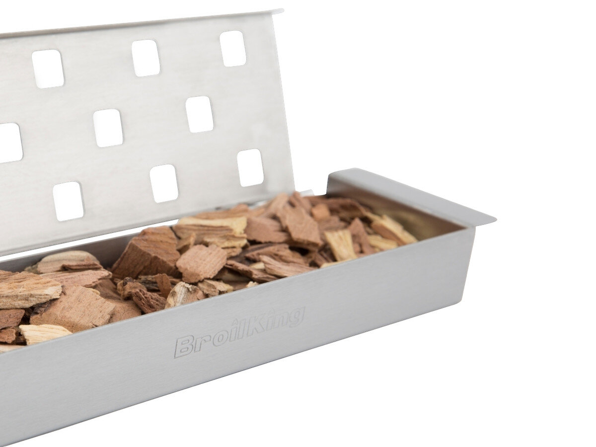 Skrzynka do wędzenia BROIL KING 60185, ustawienie, ruszt, aromatyzer, wędzenie, zbliżenie na otwartą skrzynkę do wędzenia wypełnioną wiórami