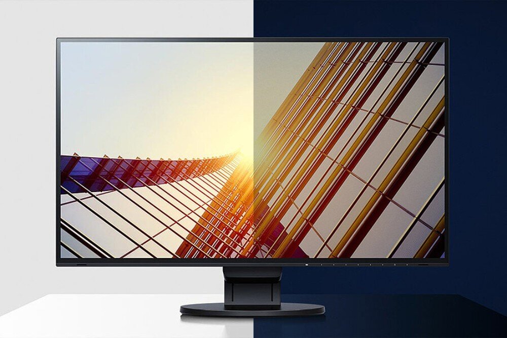 Monitor EIZO FlexScan EV3240X-BK Przód monitora wyświetlającego obraz szklanego budynku z efektem podziału ekranu na dwie części. Lewa połowa jest jasna, a prawa ciemna, czujnik światła, jasność