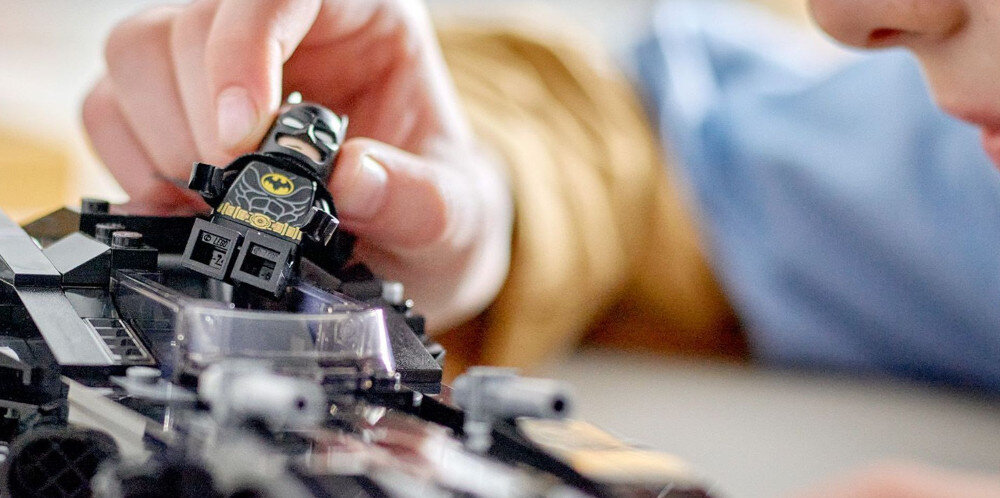 KLOCKI LEGO DC BATMAN BATMOBIL: POŚCIG BATMANA ZA JOKEREM 76224 kokpit standardy bezpieczeństwa