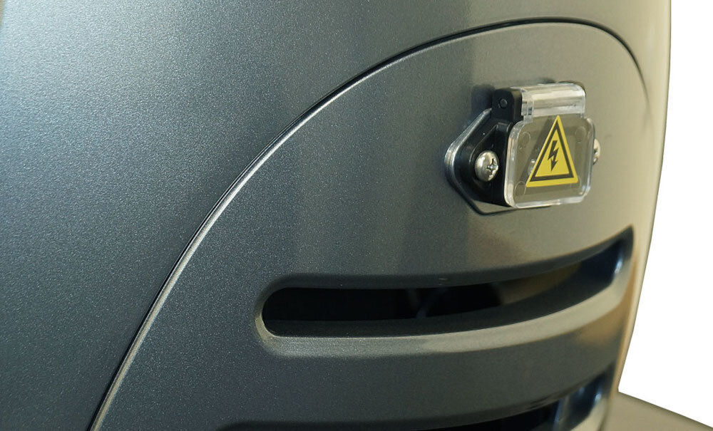 Skuter elektryczny E-MIO Toro+V+ Srebrny ładowanie bez konieczności wyciągania baterii zewnętrzna wtyczka ładowanie w około 5-6 godzin bateria wyjmowana