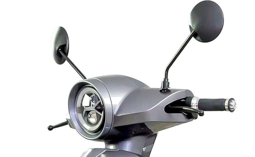 Skuter elektryczny E-MIO Toro+V+ Srebrny retro design centralnie osadzone lampy przednia tyln wzmacnia bezpieczeństwo sportowa sylwetka okrągłe lusterka