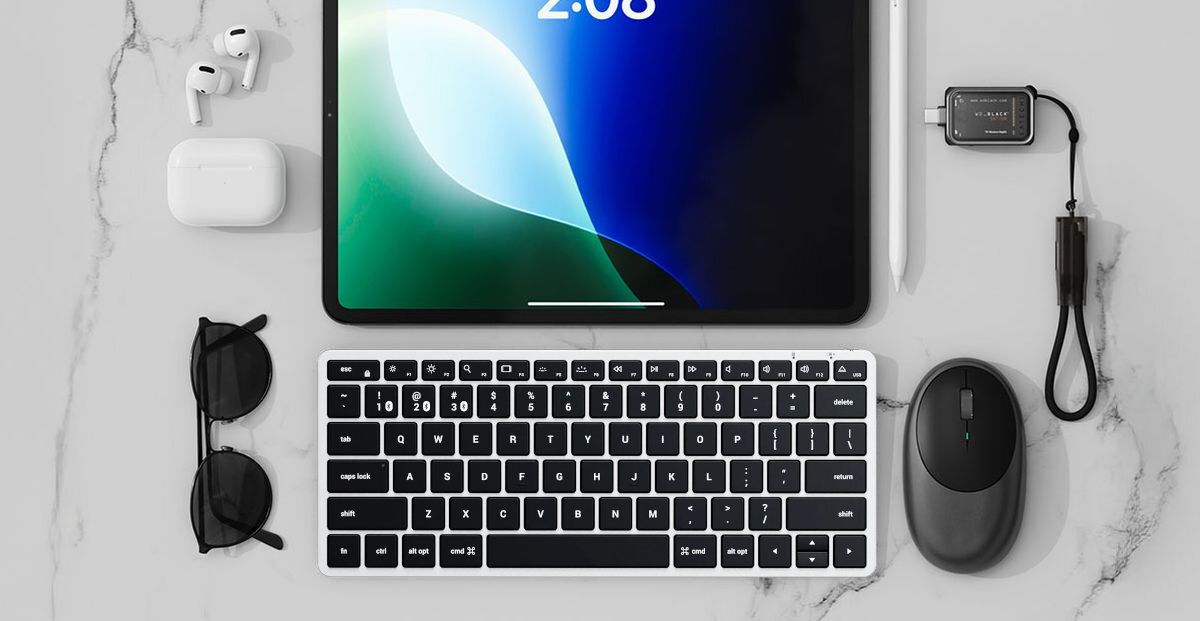 SATECHI Slim X1 - klawiatura od góry, obok mysz, okulary, tablet