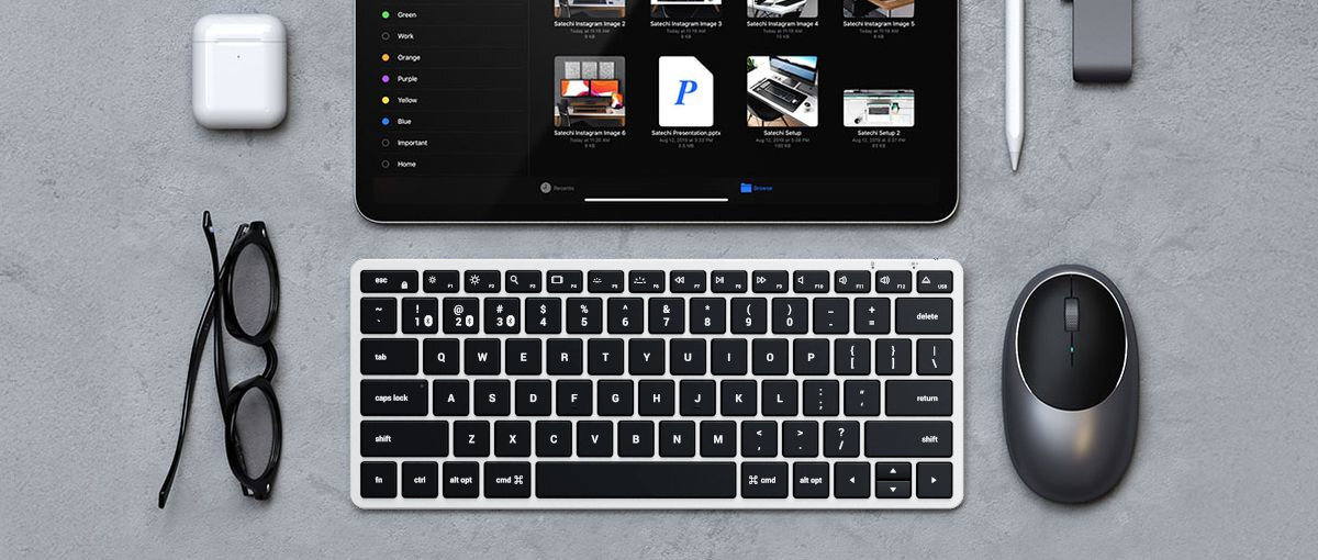 SATECHI Slim X1 pełny układ QWERTY klawisze funkcyjne system macOS szybki dostęp do sterowania multimediami skrótów systemowych - rzut na klawiaturę od góry, obok słuchawki i tablet