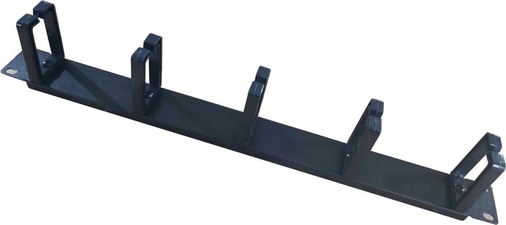 Organizer kabli ENERGENIE 19C-CM-03 Czarny metalowy panel organizera kabli widoczny pod kątem, posiadający pięć plastikowych uchwytów w formie pionowych obręczy rozmieszczonych równomiernie na płaskiej listwie z otworami montażowymi na brzegach