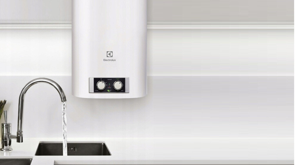BOJLER ELEKTRYCZNY ELECTROLUX EWH50FMXEEC zdjęcie lifestylowe pojemność wymiary moc stal emaliowana trwały wytrzymały funkcjonalność kolor biały minimalna ilość miejsca przestrzeń uniwersalność model pionowy odporny na korozję
