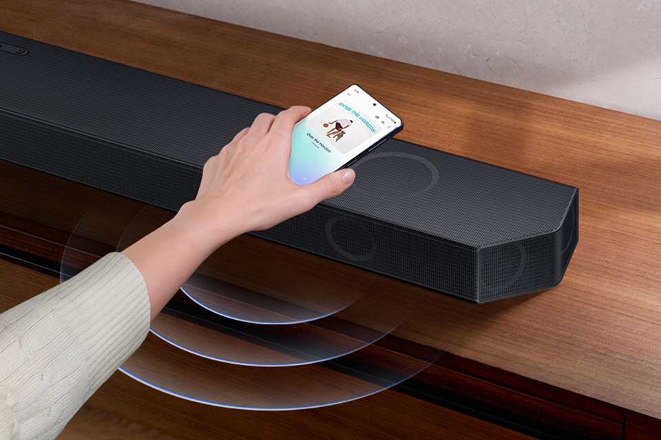 Łatwe przenoszenie treści audio ze smartfona na soundbar HW-Q930C Łatwe przenoszenie treści audio ze smartfona na soundbar HW-Q930C