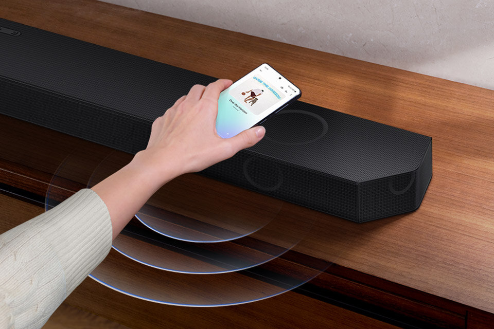 Jednym dotknięciem przeniesiesz muzykę ze smartfona na Soundbar Samsung HW-Q800C Jednym dotknięciem przeniesiesz muzykę ze smartfona na Soundbar Samsung HW-Q800C