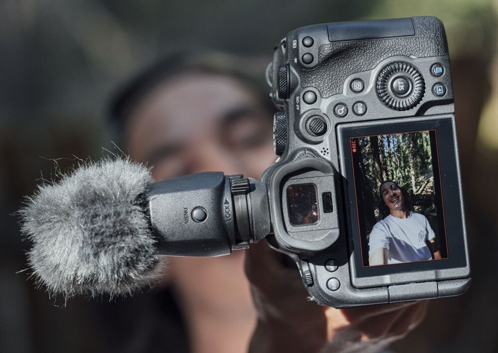 Aparat CANON EOS R6 Mark II   zdjęcia obiektyw ekran wizjer ogniskowa przysłona migawka obudowa bateria zasilanie filmy nagrywanie rozdzielczość matryca rozmiar przekątna tryby iso montaż lampa światło przyciski sterowanie menu kontrast jasność balans bieli filtry cmos karta pliki format zapis seria