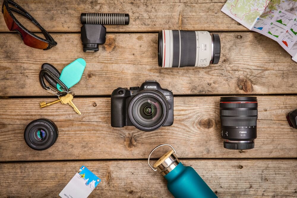 Aparat CANON EOS R6 Mark II   zdjęcia obiektyw ekran wizjer ogniskowa przysłona migawka obudowa bateria zasilanie filmy nagrywanie rozdzielczość matryca rozmiar przekątna tryby iso montaż lampa światło przyciski sterowanie menu kontrast jasność balans bieli filtry cmos karta pliki format zapis seria
