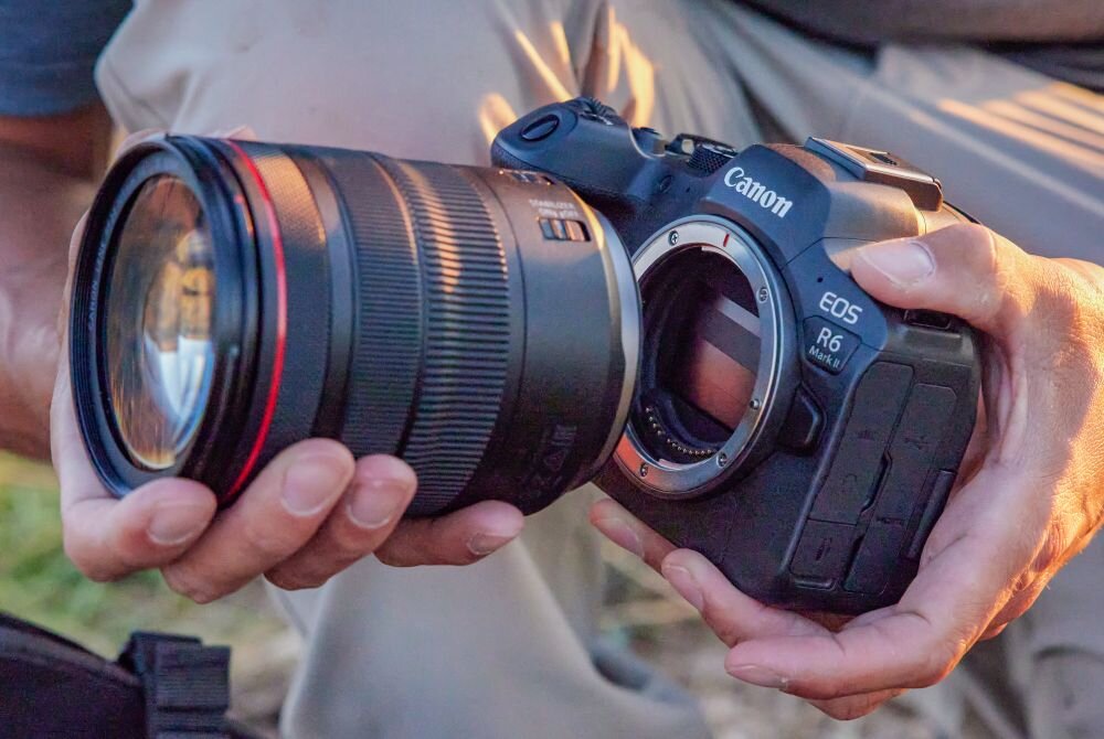 Aparat CANON EOS R6 Mark II   zdjęcia obiektyw ekran wizjer ogniskowa przysłona migawka obudowa bateria zasilanie filmy nagrywanie rozdzielczość matryca rozmiar przekątna tryby iso montaż lampa światło przyciski sterowanie menu kontrast jasność balans bieli filtry cmos karta pliki format zapis seria