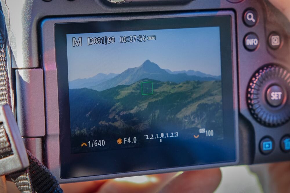 Aparat CANON EOS R6 Mark II   zdjęcia obiektyw ekran wizjer ogniskowa przysłona migawka obudowa bateria zasilanie filmy nagrywanie rozdzielczość matryca rozmiar przekątna tryby iso montaż lampa światło przyciski sterowanie menu kontrast jasność balans bieli filtry cmos karta pliki format zapis seria