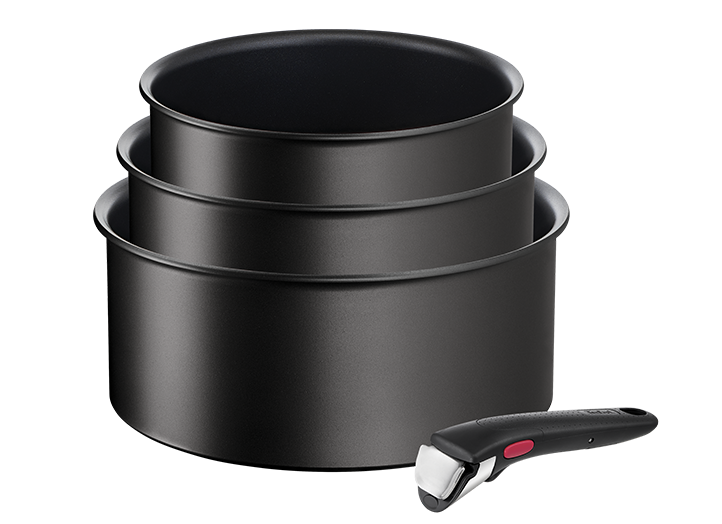 Na obrazie widoczne są trzy czarne rondle ustawione jeden na drugim oraz czarny uchwyt z czerwonym przyciskiem. Rondle mają gładką powierzchnię i są wykonane z materiału przypominającego metal.