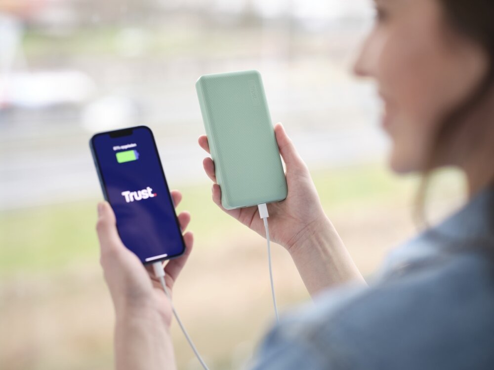 Powerbank TRUST Primo Eco 20000 mAh moc pojemność podróż trasa droga szybkie ładowanie opakowanie