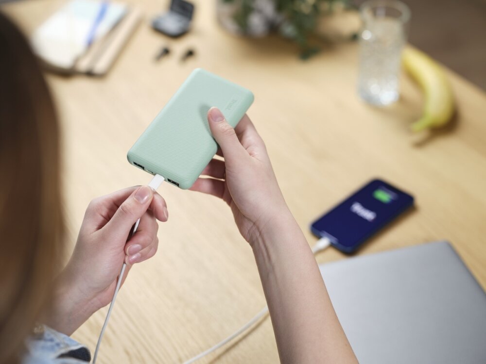 Powerbank TRUST Primo Eco 20000 mAh moc pojemność podróż trasa droga szybkie ładowanie opakowanie
