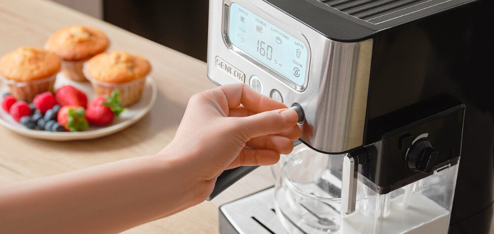 Ekspres SENCOR SES 4090SS zdjęcie lifestyle espresso, podwójnego espresso, cappuccino, latte spienionego mleka z poziomu czytelnego panelu LCD 5 napojów