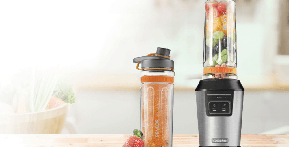 Blender personalny SENCOR SBL 7550SS (Sportowy) + 2 bidony w komplecie zdjęcie lifestyle Smoothie bez przelewania mieszczą się w samochodowych uchwytach na napoje do pracy, na trening i w podróż
