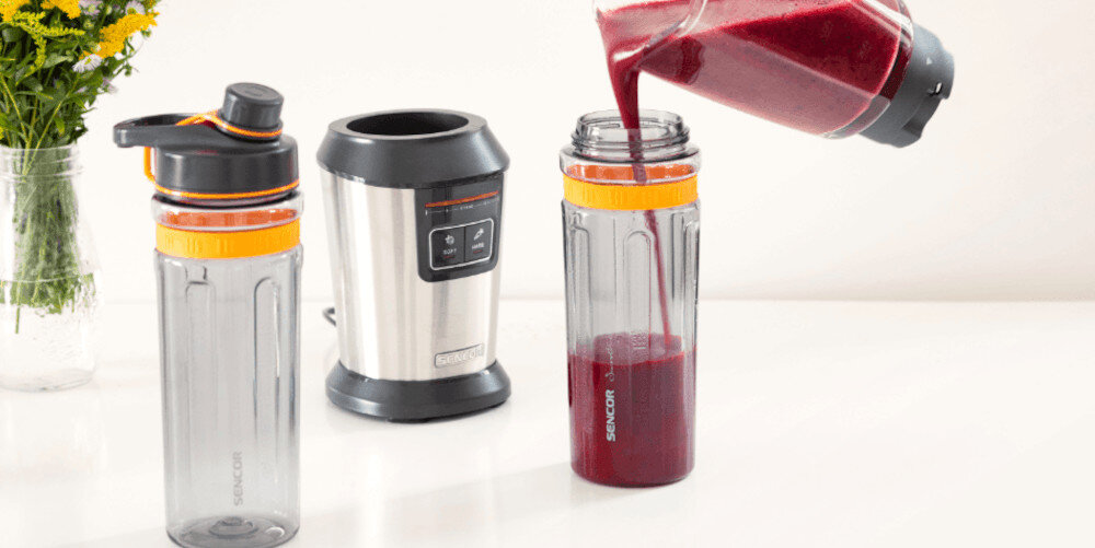 Blender personalny SENCOR SBL 7550SS (Sportowy) + 2 bidony w komplecie zdjęcie lifestyle  Bezpieczne blendowanie Mechanizm zabezpieczający