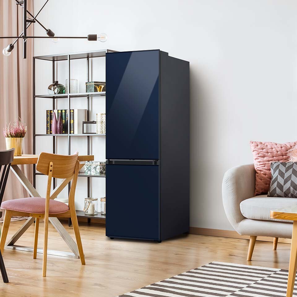lodówka RB34A7B5D41 wykończona w kolorze eleganckiego granatu stojąca w nowoczesnym salonie