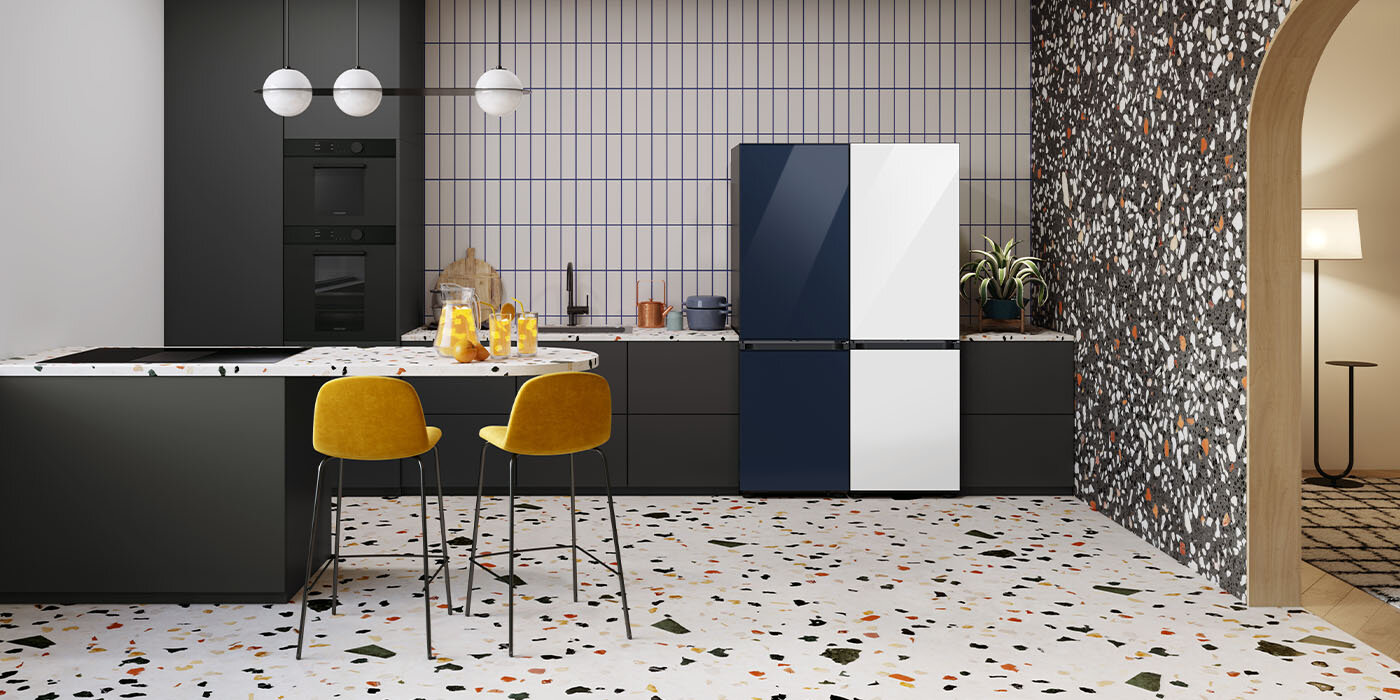 Na zdjęciu widać dwie połączone ze sobą chłodziarko-zamrażarki Bespoke, dzięki czemu pojemność do przechowywania zwiększyła się dwukrotnie