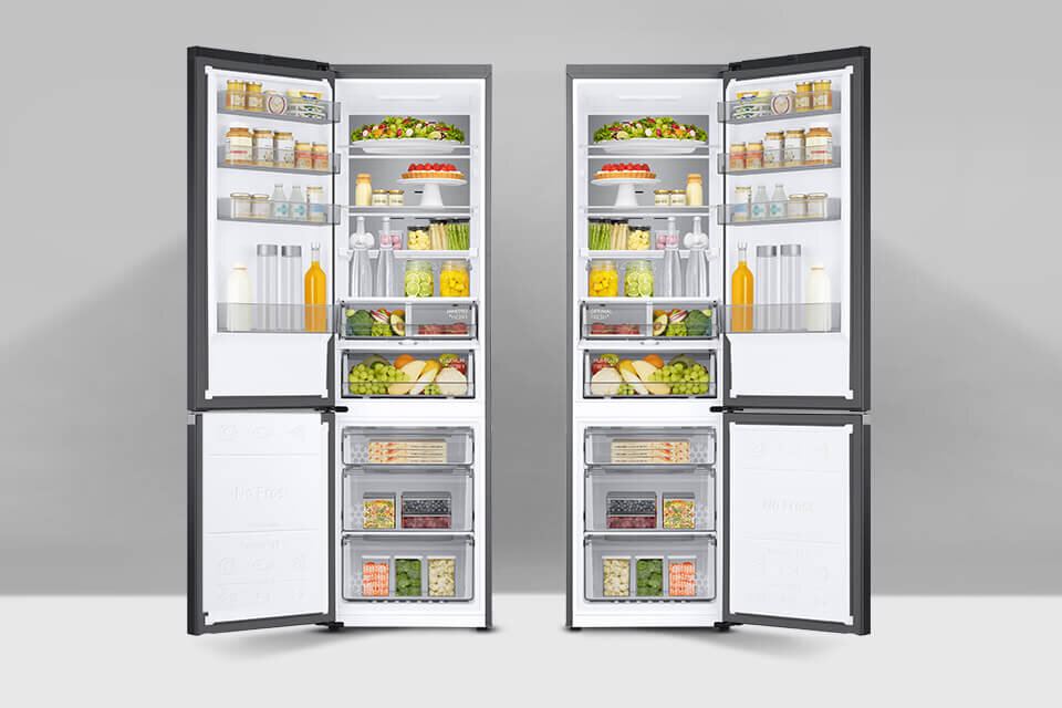 Dwie otwarte lodówki wypełnione różnorodnymi produktami spożywczymi, takimi jak owoce, warzywa, napoje i słoiki. Wnętrze lodówek jest jasno oświetlone, a na drzwiach widoczne są półki z dodatkowymi produktami.