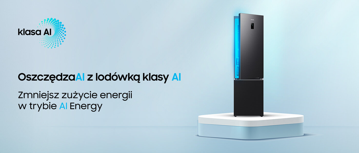 Grafitowa lodówka stoi na podwyższeniu, obok znajduje się tekst: \'Oszczędzaj z lodówką klasy AI. Zmniejsz zużycie energii w trybie AI Energy\'.