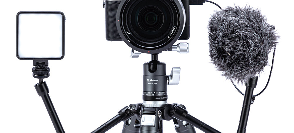 Statyw Fotopro X-Aircross 3 z aparatem, lampą LED i mikrofonem kierunkowym – zestaw do nagrywania i vlogowania.