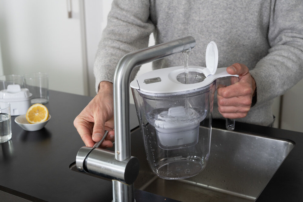 Dzbanek filtrujący PHILIPS AWP2943WHT3/58 Softening 2.6 l Biały + 3 filtry odchylana pokrywka napełnianie jedną ręką szczelny dziobek lodówka drzwi wygodny