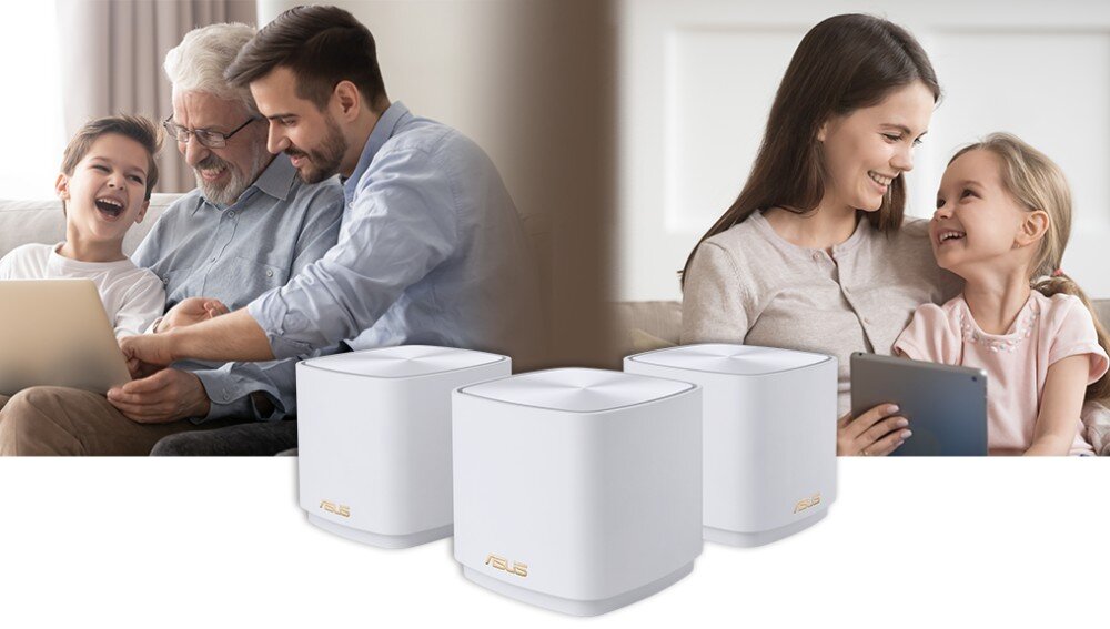 Router ASUS ZenWiFi AX Mini XD4 Plus Trzech mężczyzn z różnych pokoleń siedzi na kanapie i patrzy na laptop, obok nich stoją trzy białe urządzenia z logo ASUS, opis
