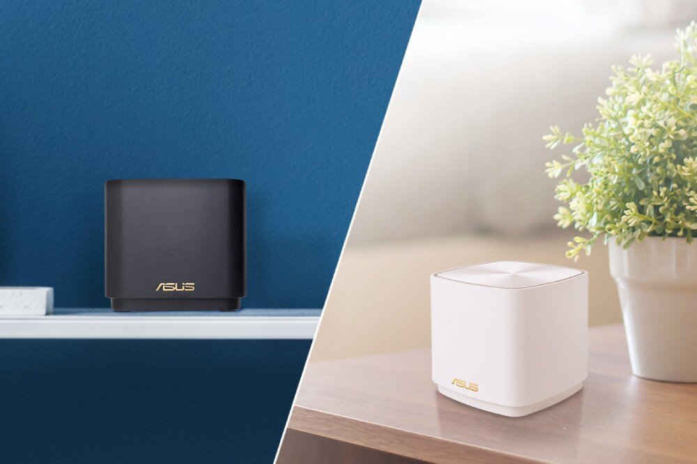 Router ASUS ZenWiFi AX Mini XD4 Plus Dwa urządzenia z logo ASUS w różnych kolorach, czarne ustawione na półce przy niebieskiej ścianie i białe na stoliku obok doniczki z rośliną, wygląd, obudowa, anteny, złącza