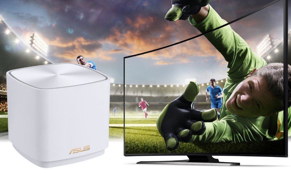 Router ASUS ZenWiFi AX Mini XD4 Plus Białe urządzenie z logo ASUS stoi obok telewizora wyświetlającego mecz piłkarski z bramkarzem i piłkarzami na stadionie, zestaw, pokrycie, standard Wi-Fi