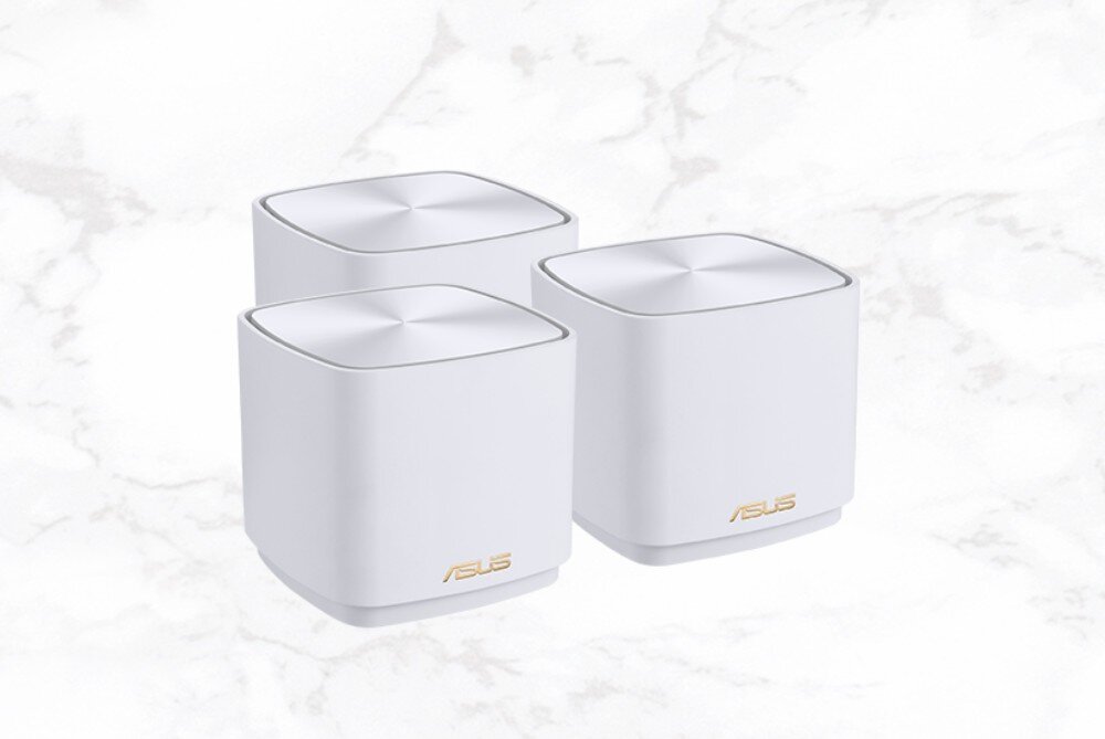 Router ASUS ZenWiFi AX Mini XD4 Plus Trzy białe urządzenia z logo ASUS stoją obok siebie na jasnym marmurowym tle, kontrola rodzicielska