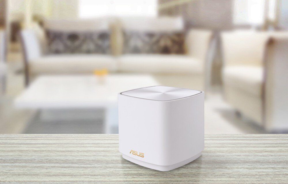 Router ASUS ZenWiFi AX Mini XD4 Plus Jedno białe urządzenie z logo ASUS stoi na stole w jasnym salonie z rozmytym tłem, sterowanie głosem