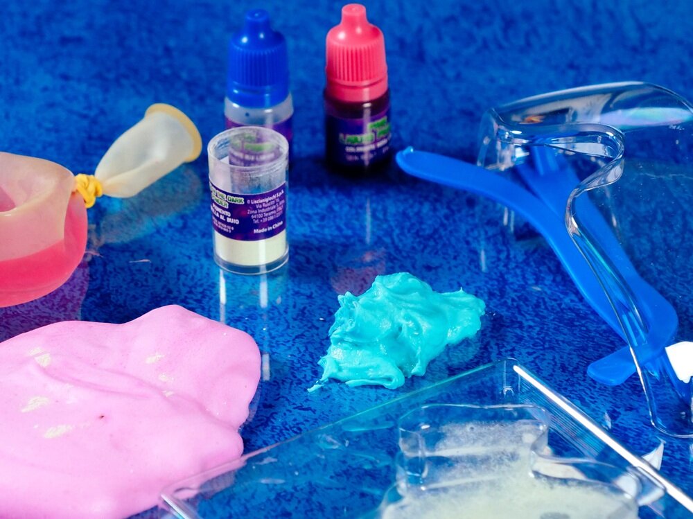 Zestaw kreatywny LISCIANI Crazy Science Slime w Ciemności 304-PL89239 bezpieczne, przetestowane, w domowych warunkach, zachowanie porządku i bezpieczeństwa, poczucie samodzielności