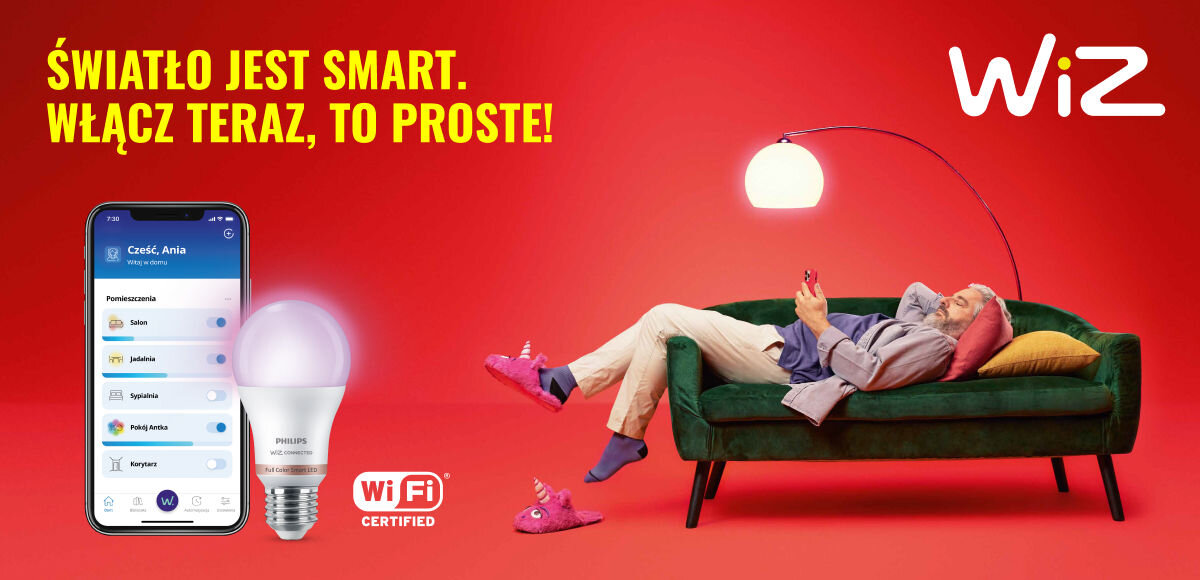 Wtyczka WIZ Smart 929002427201, wtyczka, regulacja, smart, plug, Na pomarańczowym tle logotyp WIZ, na środku osoba leży z telefonem przy lampie, obok smartfon z aplikacją, obok żarówka LED