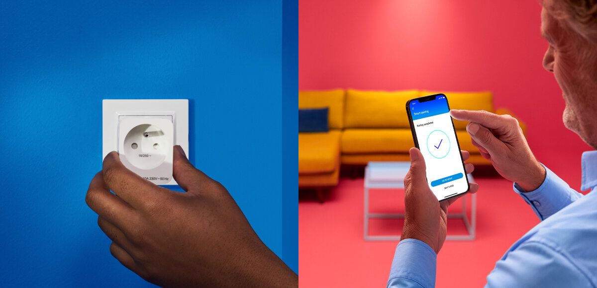 Wtyczka WIZ Smart 929002427201, dom, wifi, wiz, sterowanie, 2 zdjęcia w 1, na 1 na niebieskim tle dłoń trzyma wtyczkę, na drugim mężczyzna obsługuje aplikację, w tle sofa